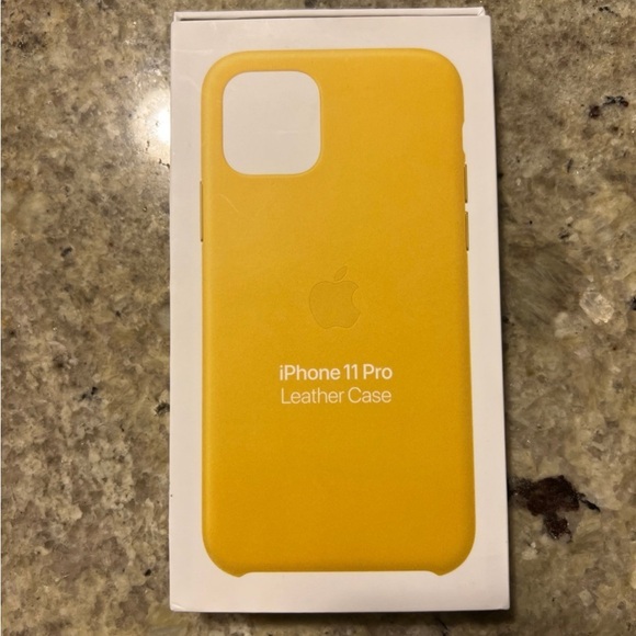 Apple iPhone 11 Pro Leather Case bundle - Picture 2 of 7